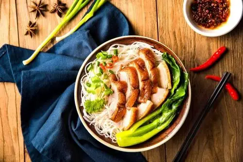 招牌新品推荐——烧鹅鲜汤粉/面