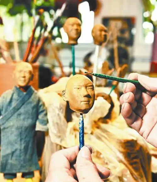 用粘土捏成一个个泥人并制作成动漫电影,这部动漫电影的名字叫《香