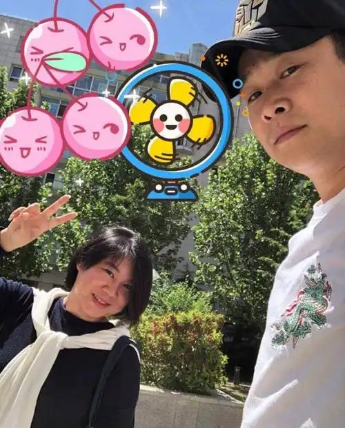网友偶遇小沈阳和老婆沈春阳沈春阳瘦了好多身高差好萌