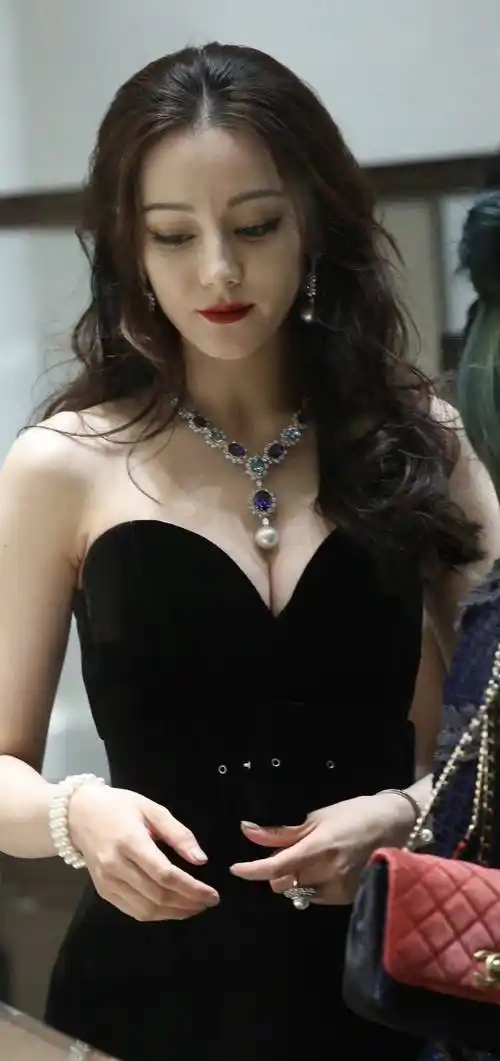 迪丽热巴这身材穿开叉裙好绝!烟熏妆配红唇,浓浓的异域风情太迷人