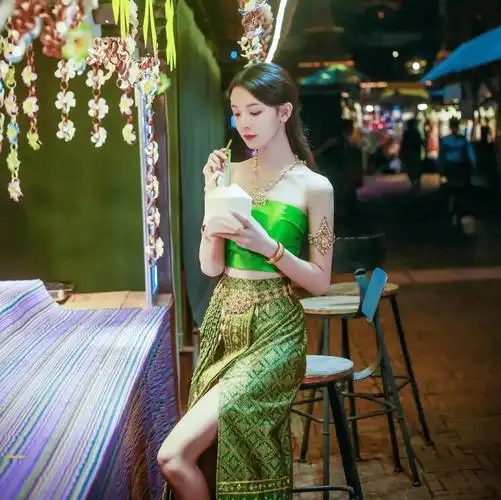 女明星"营业",鞠婧祎任敏宋轶陈瑶傣族造型_很漂亮_耳环_红色