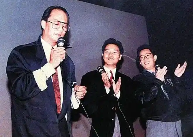 英雄本色片场旧照张国荣切蛋糕笑容满面狄龙唱歌表情严肃