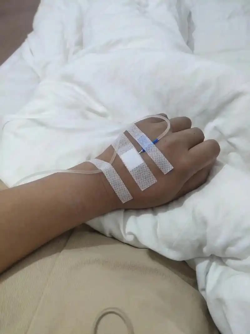 在机器室里面呆了差不多三天了,这下忠于来病房输液了,出来感觉 - 抖