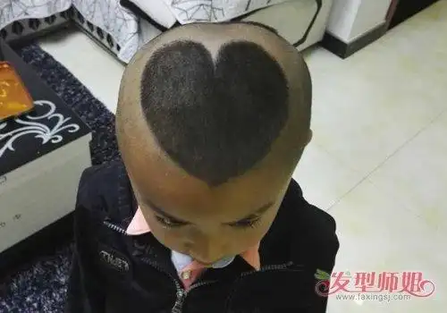小孩头发做刻痕发型剃心形是基础 能剃好男童桃心发型的步骤教你入门