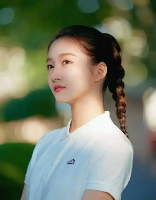 关晓彤事业迎来巅峰,又一次荣登榜首,王一博只能屈居第二,易烊千玺第