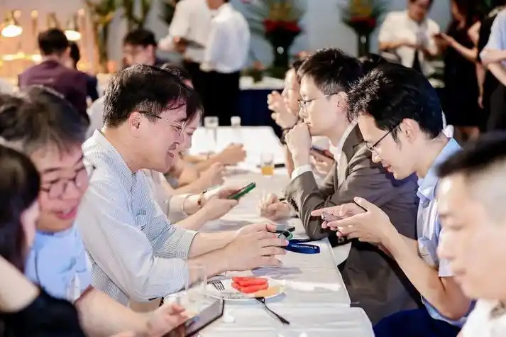 为商务人士提供合作交流平台成渝涉外商会联盟举行仲夏联谊酒会