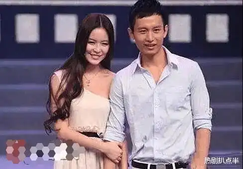成毅嫌弃袁冰妍太明显,7年前他对女演员相当殷勤,同台主动牵手_cp