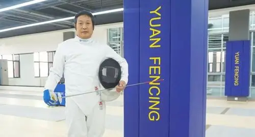 他叫高全军,1969年生人,来自河北石家庄,从事围棋老师工作.