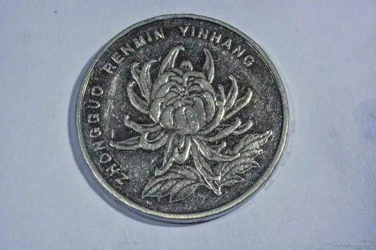 标题:一元硬币菊花图案