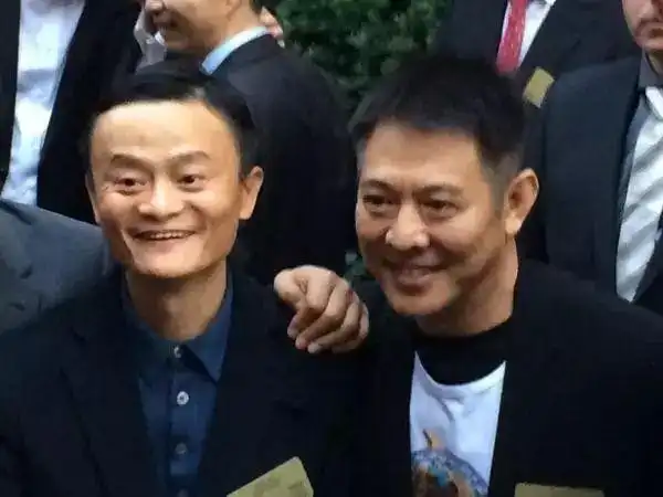 马云组局!甄子丹和吴京合照冰释前嫌!击破不和传言!