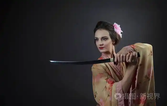 年轻美丽的女人与完美的头发和化妆.为您的内容腾出空间
