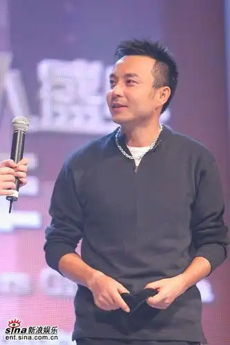 图文主持人盛典颁奖现场汪涵一身休闲装扮