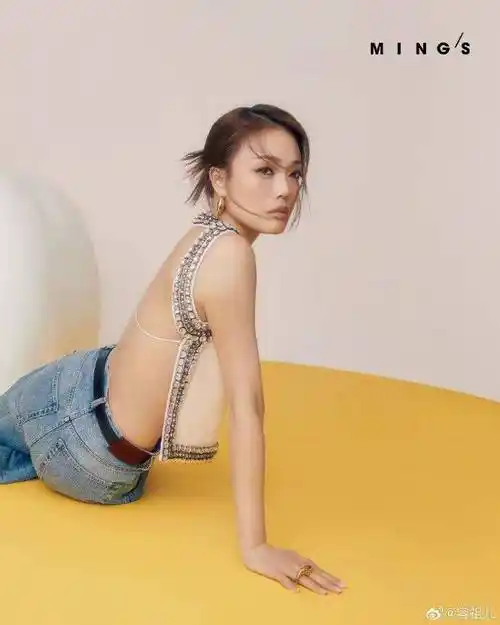 容祖儿美背惊艳,笑容撩人!时尚封面展现无双魅力_高跟鞋_白色_照片