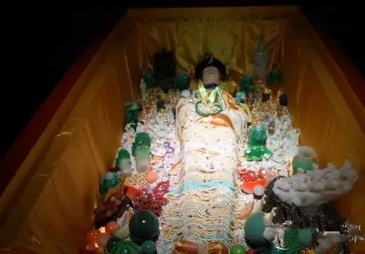 军阀孙殿英盗掘了乾隆帝的裕陵和慈禧陵,毁棺抛尸,掠走了全部随葬珍宝