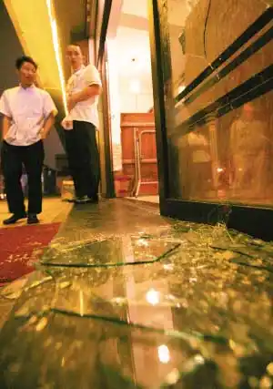 数十男子持枪棍沿街打砸餐馆(图)