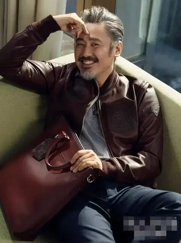 原创还是那个帅大叔!吴秀波皮衣搭牛仔裤走机场,"雅痞范"不减当年