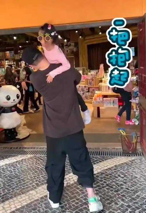 陈赫晒一家四口香港出游,俩女儿模样都像爸爸,穿姐妹装似双胞胎_张子