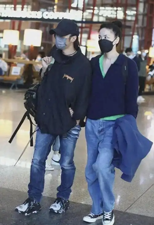 王菲和谢霆锋走机场都穿休闲装牛仔裤像小年轻看不出差11岁