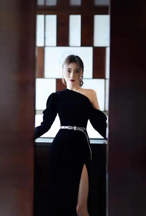 被36岁袁姗姗美到了穿落肩礼服秀凹凸好身材这古典美很惊艳