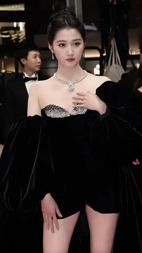 关晓彤,1997年9月17日出生于北京市,毕业于北京电影学院,中国内地女