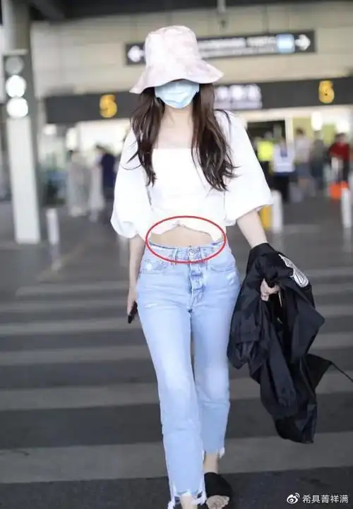 不过有眼尖的网友发现,baby肚子上露出了妊娠纹,虽然已经褪成了淡粉色