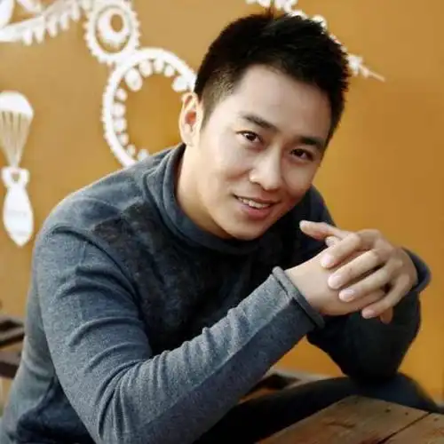 ">王小毅,本名王毅,1983年3月2日出生于河南省郑州市,中国内地男演员