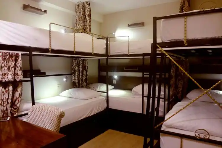 6人男女混合宿舍 (mixed 6-bed dormitory)