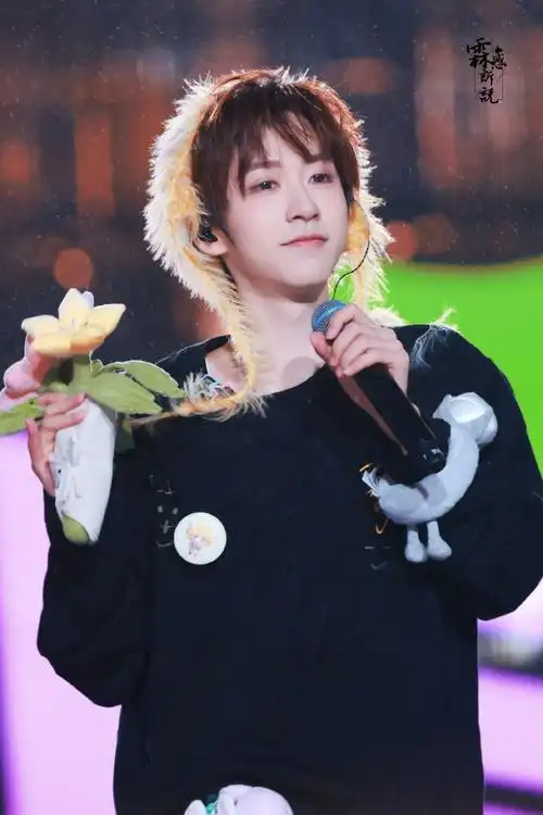 贺峻霖胸震##谁给贺峻霖打的腮红##贺峻霖雨中舞台