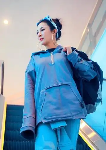 53岁刘叶琳与儿子合照似姐弟,身材窈窕真敢穿,关键还很好看