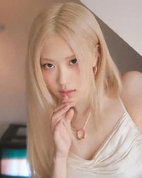 朴彩英芭比粉羽毛裙##气质甜心朴彩英