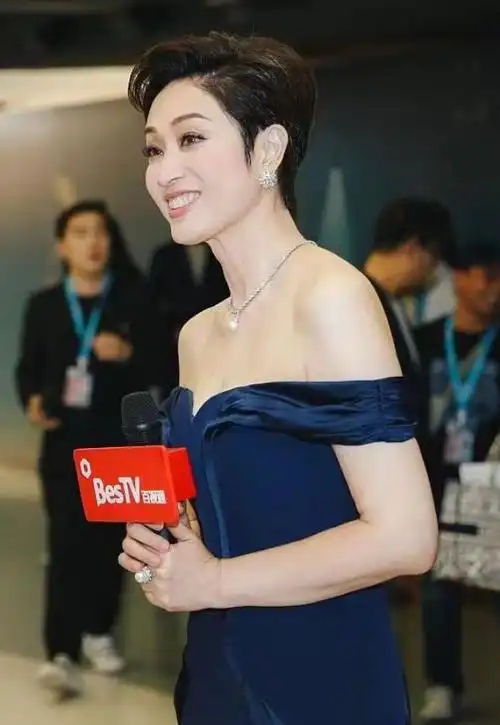 陈法蓉是真老了生图曝光满脸皱纹暴露年龄感穿修身裙毫无赘肉