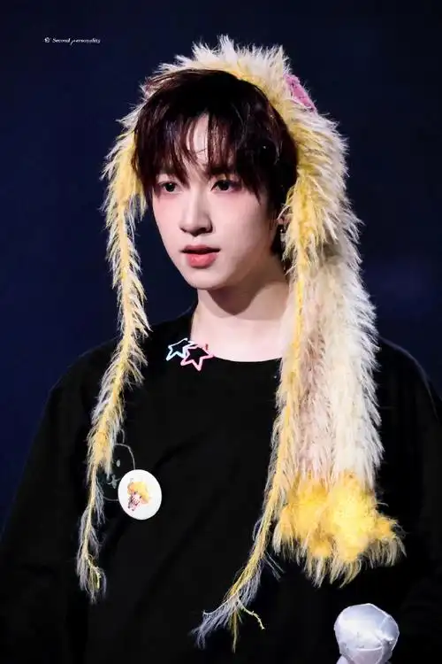 贺峻霖雨中舞台##谁给贺峻霖打的腮红