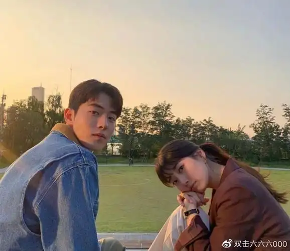 南柱赫裴秀智互动好甜!拍摄间隙搞怪合影cp感十足,颜值赢了