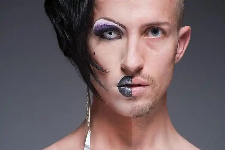 bobbe,拍摄了一系列名为drag queens的照片,似乎想要透过男人化妆以及