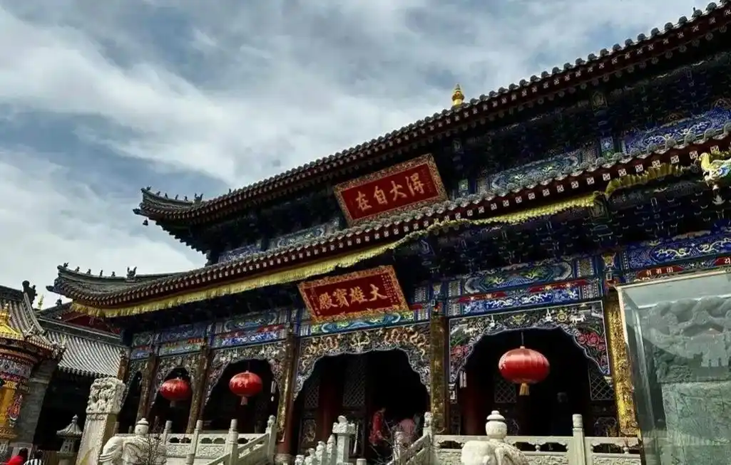 五台山位于山西省忻州市五台县的东北部,是中国四大佛教名山之首