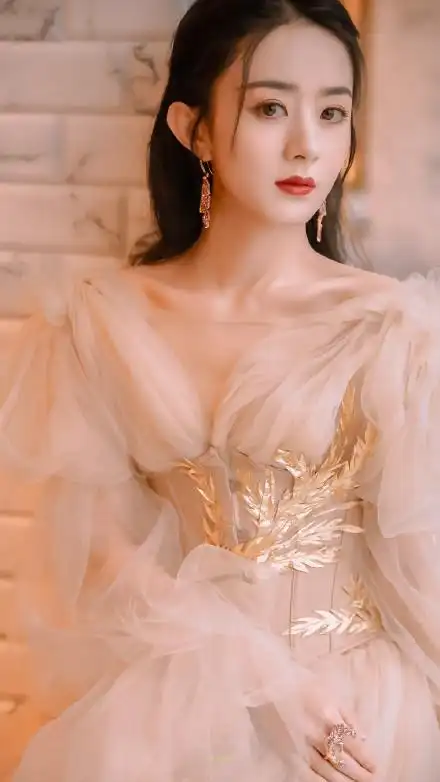 出道惨遭孤立,被导演骂猪嘴,赵丽颖到底得罪了谁?