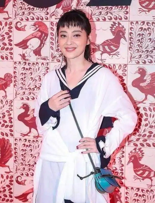 原创46岁梅婷穿简约装狗啃刘海太抢镜了不过依旧穿出减龄感