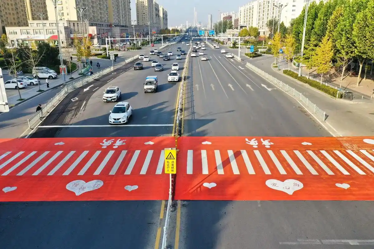 "爱心斑马线"为学生过马路保驾护航!菏泽鲁西新区首批"儿童友 - 抖音