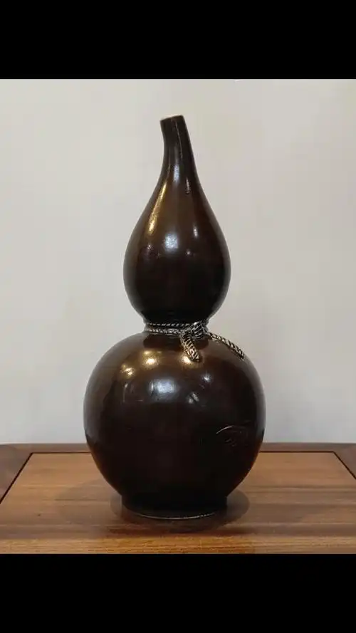 北宋定窑刻花鸭戏莲池纹葫芦瓶