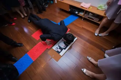 游戏道具:指压板,跳绳,新娘照片游戏规则:综艺节目经常用到指压板