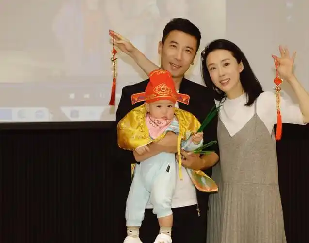 "最美嫦娥"颜丹晨为儿子庆生,小4岁老公露脸,俩人长相似兄妹