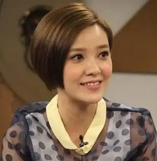 银白色齐刘海短直发中分的短发让