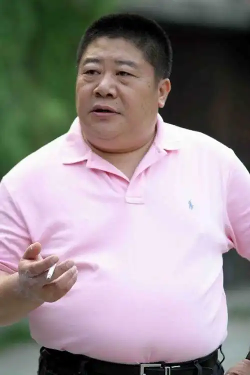 一个男演员 挺胖的 脑袋圆 眼睛挺小的 在抗日电影里演汉奸 叫什么