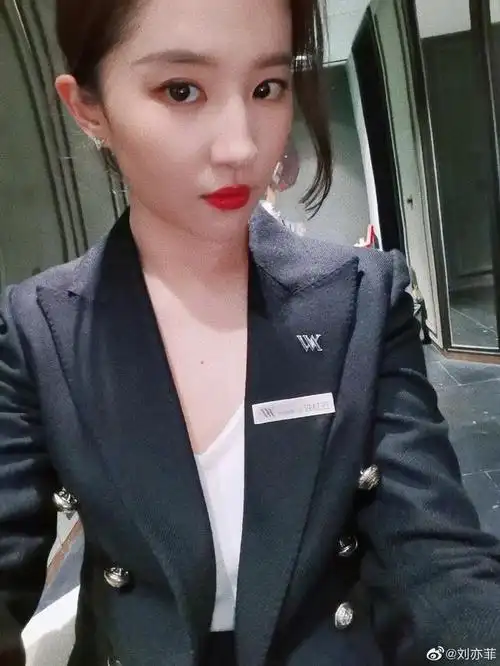 35岁刘亦菲晒热播剧花絮照,穿黑色职业装涂红唇干练十足,扎两根麻花辫