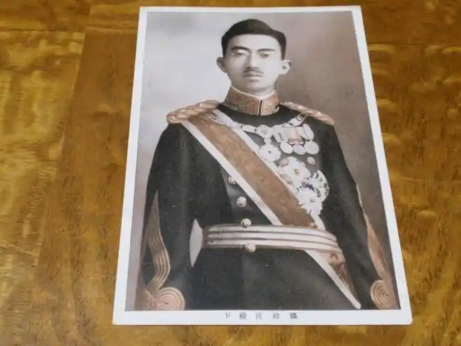 上图为身着明治四十五年制式陆军军官正装的裕仁上色挂像.