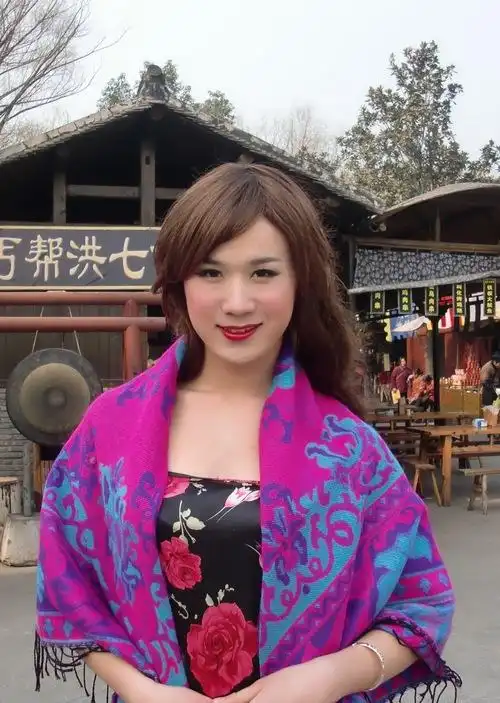 中国第一反串主播  综艺节目主持人 傣族青年舞蹈家  演员 歌手!