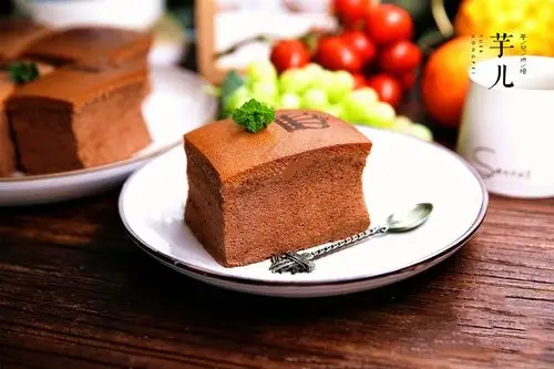 出炉晾凉切块,可以用蛋糕烙印在蛋糕表面烙个图案,看上去更精致.