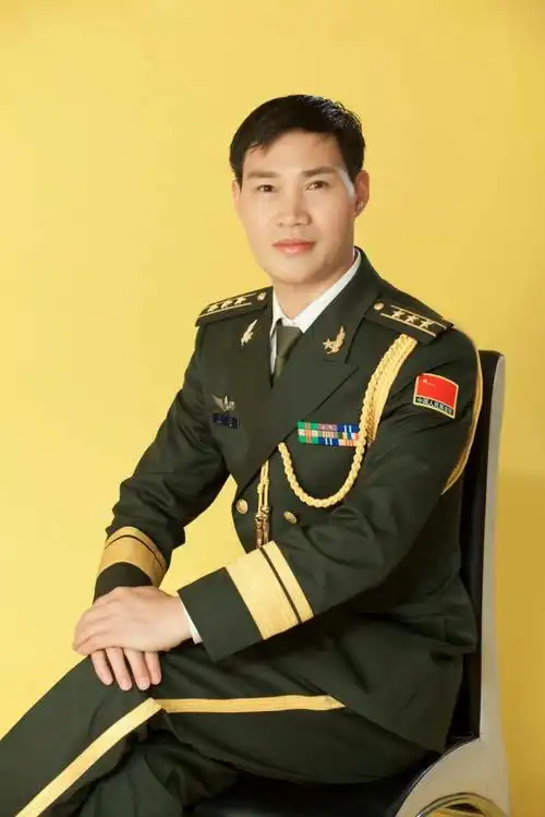 军战士 青春的荷尔蒙在训练场上尽情挥洒 从列兵 到下士,中士,上士 从