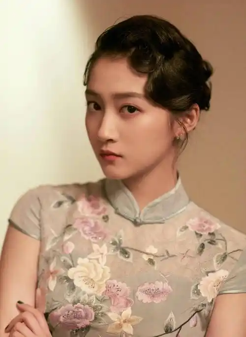 关晓彤:唯美迷人写真,这颜值太美了,春风十里不及你的美!_时尚