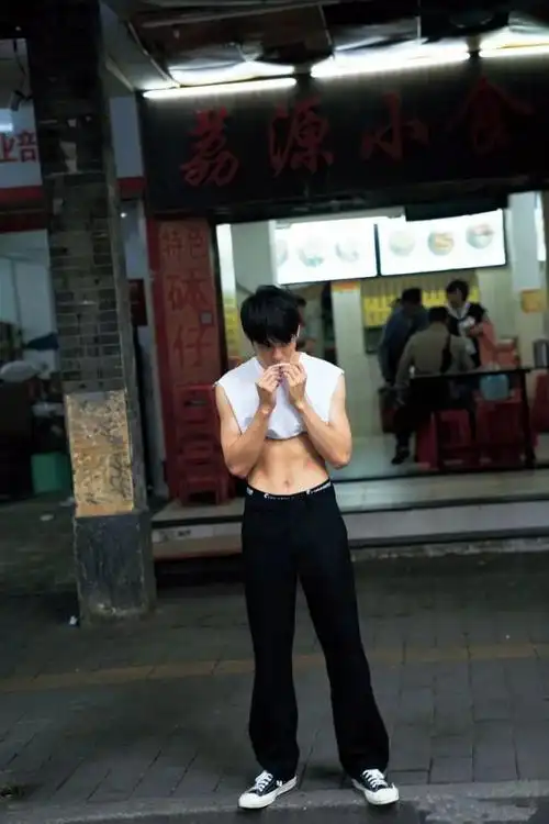 摸男演员腹肌帮拉裤链的曾舜晞新剧晒肌肉奶帅条顺小哥谁又可了